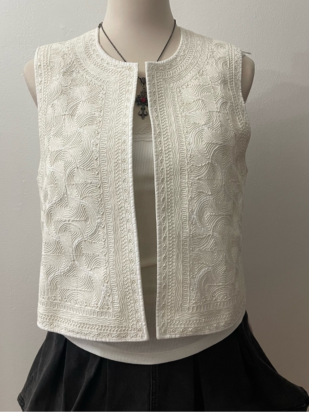 Textured White Sleeveless Embroidered Sweater Vest